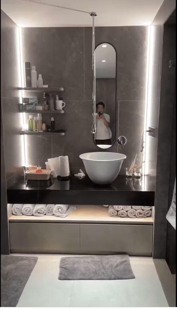 Ngoài ra vợ chồng Trấn Thành còn tậu một căn hộ cao cấp 7,5 tỷ đồng tại Hà Nội để tiện cho những chuyến lưu diễn không phải tốn kém thuê khách sạn. Ảnh: FBNV