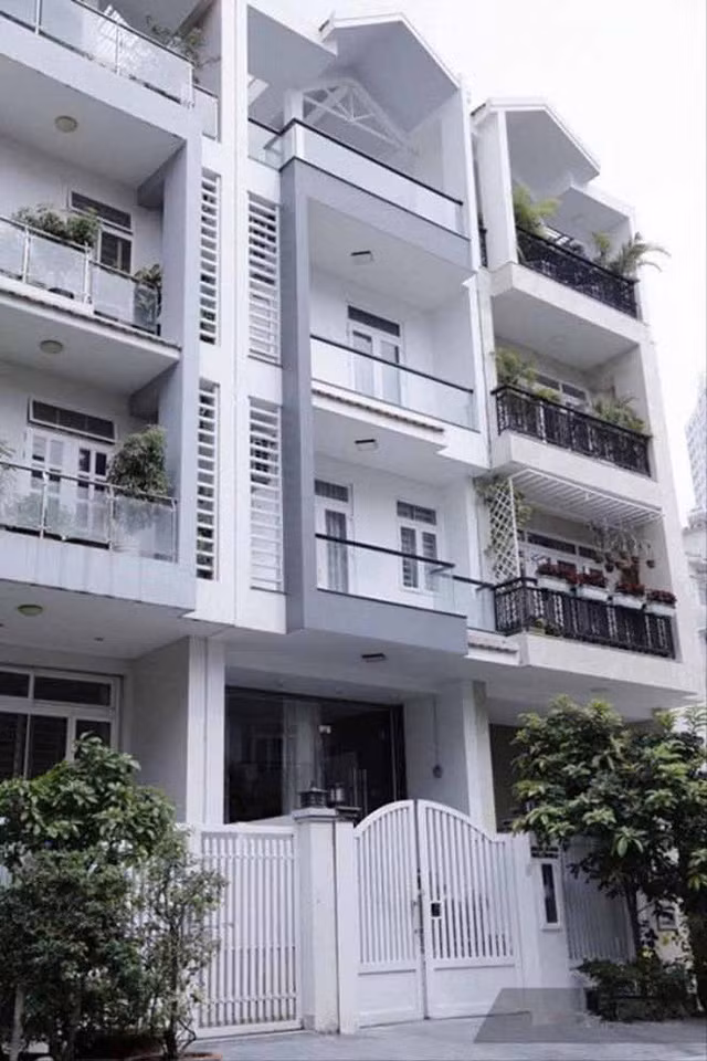 Sau khi kết hôn, Trấn Thành và Hari Won sinh sống trong căn biệt thự 3 tầng cùng gia đình. Ảnh: Vietnamnet