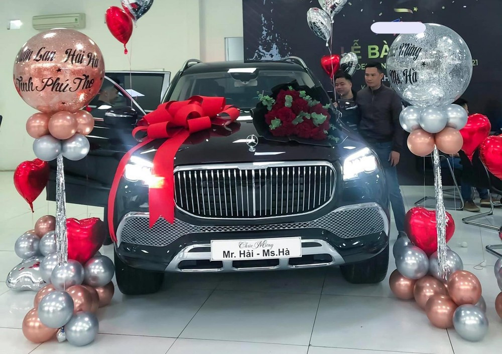 Cuối tháng 1/2021, cặp vợ chồng trẻ kinh doanh lan đột biến ở Phú Thọ cũng tậu Mercedes-Maybach GLS 2021 đầu tiên Việt Nam. Ảnh: Tinxe.