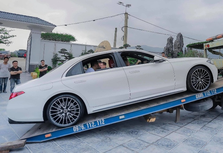 Đáng chú ý, chiếc Mercedes S500 2021 mà nữ đại gia đất mỏ vừa tậu cũng là chiếc đầu tiên tại Việt Nam. Ảnh: Pháp luật &amp; bạn đọc