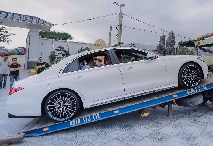 Đáng chú ý, chiếc Mercedes S500 2021 mà nữ đại gia đất mỏ vừa tậu cũng là chiếc đầu tiên tại Việt Nam. Ảnh: Pháp luật &amp; bạn đọc