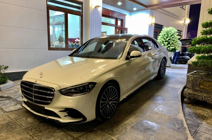 Mới đây, một nữ đại gia kinh doanh lan đột biến tại Quảng Ninh đã gây xôn xao dư luận khi tậu cùng lúc 2 chiếc xe siêu sang là Mercedes-Benz S500 2021 và Mercedes-Maybach GLS 600. Ảnh: Pháp luật &amp; bạn đọc
