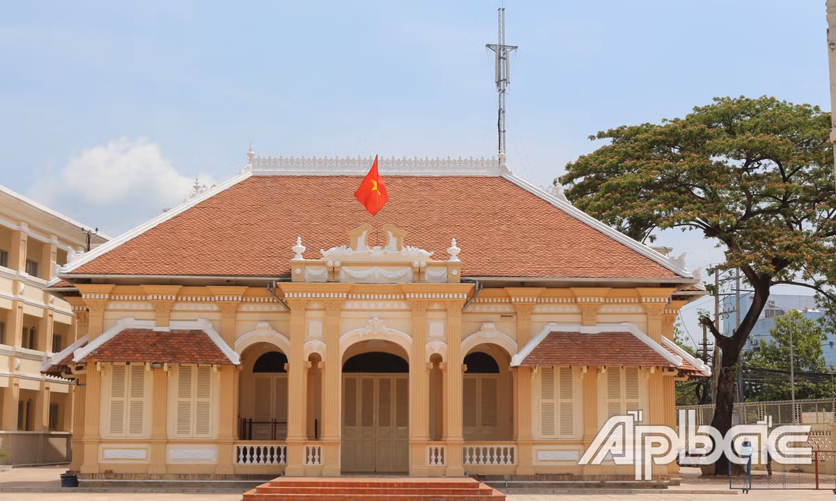 Bạch Công tử được đi du học bên Pháp nên rất "sính" chất Tây. Căn nhà cũng được xây theo nét kiến trúc phương Tây. Sau năm 1975, ngôi nhà được sử dụng làm trụ sở UBND phường 3, đến năm 1990 Phòng Văn hóa - Thể thao TP Mỹ Tho tiếp nhận và tiếp tục sử dụng làm trụ sở. Ảnh: Baoapbac.