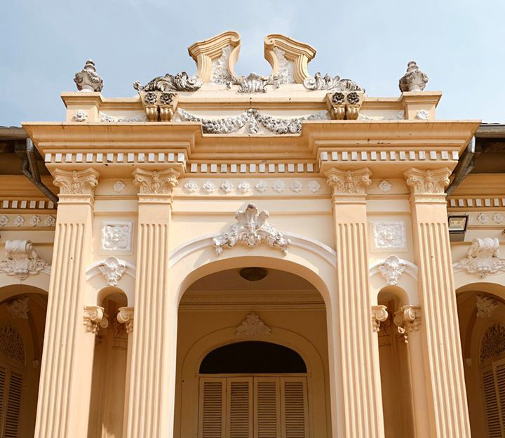 Phía trước cửa chính, trên mái nhà là những phù điêu được chạm trổ tinh xảo. Ảnh: Thamhiemmekong.