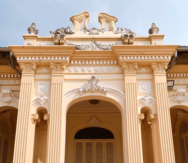 Phía trước cửa chính, trên mái nhà là những phù điêu được chạm trổ tinh xảo. Ảnh: Thamhiemmekong.