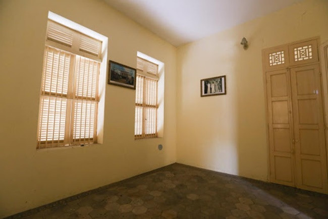 Toàn bộ hệ thống kèo đều làm bằng gỗ quý, 8 mái lợp bằng ngói vảy cá. Ảnh: Dân Việt.