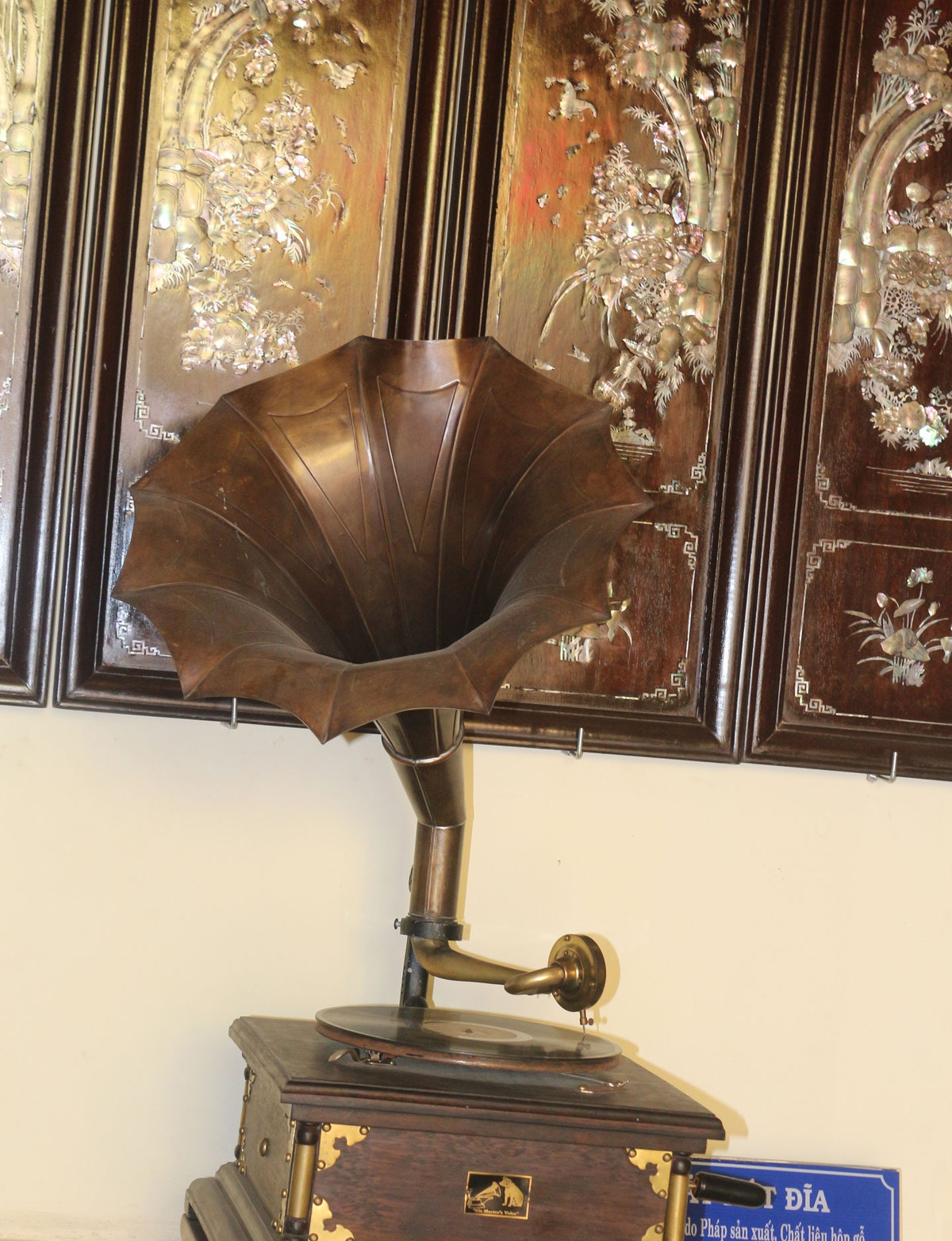 Năm 2016, tỉnh Tiền Giang có quyết định xếp hạng nhà Bạch công tử là Di tích lịch sử - văn hóa cấp tỉnh. Sở Văn hóa - Thể thao tỉnh đang cố gắng tìm mua lại những đồ dùng như bàn ghế, đèn chùm, bộ trường kỷ... cùng thời với ông để trang trí căn nhà và mở cửa cho du khách tham quan. Ảnh: Baoapbac.