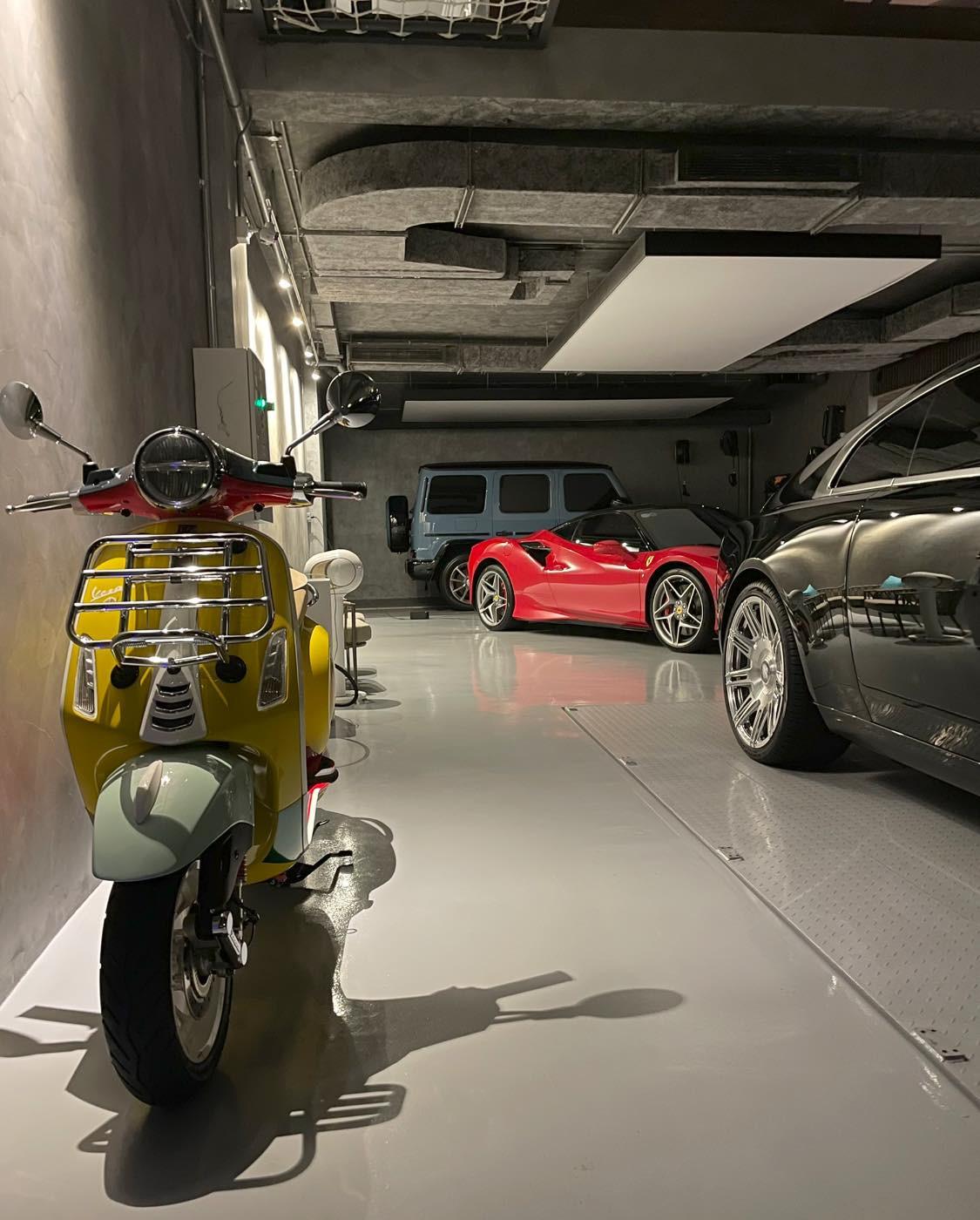 Có vẻ như vị doanh nhân phố núi cũng đang nhớ cảm giác cầm lái những chiếc xe yêu thích của mình.