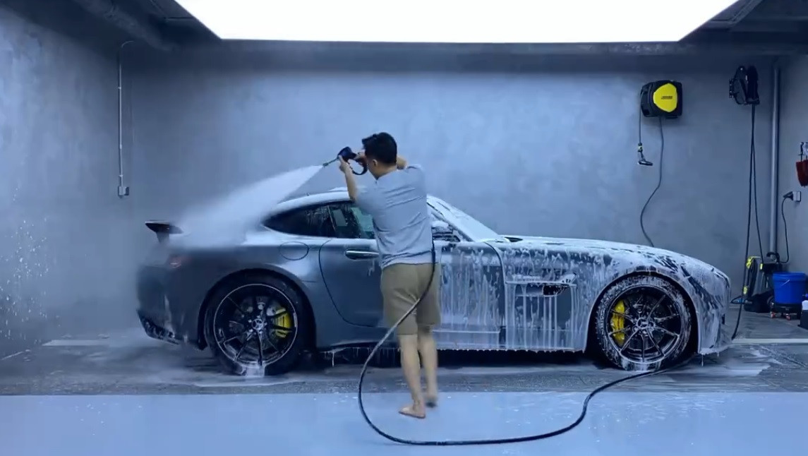 Bên cạnh việc ngắm dàn xe, đại gia phố núi cũng dành phần lớn thời gian trong những ngày giãn cách để chơi với cô con gái Suchin hoặc tự chăm sóc, rửa xe.