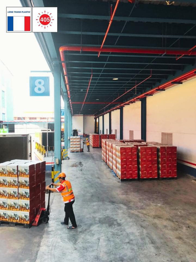 Theo đó, vị đại gia đã đại diện trao tặng 1200 thùng giữ nhiệt do công ty mình sản xuất đến Quân Khu 7, Bệnh viện Bình Dân và chùa Quan Âm Tu Viện với tổng trị giá 600 triệu đồng.