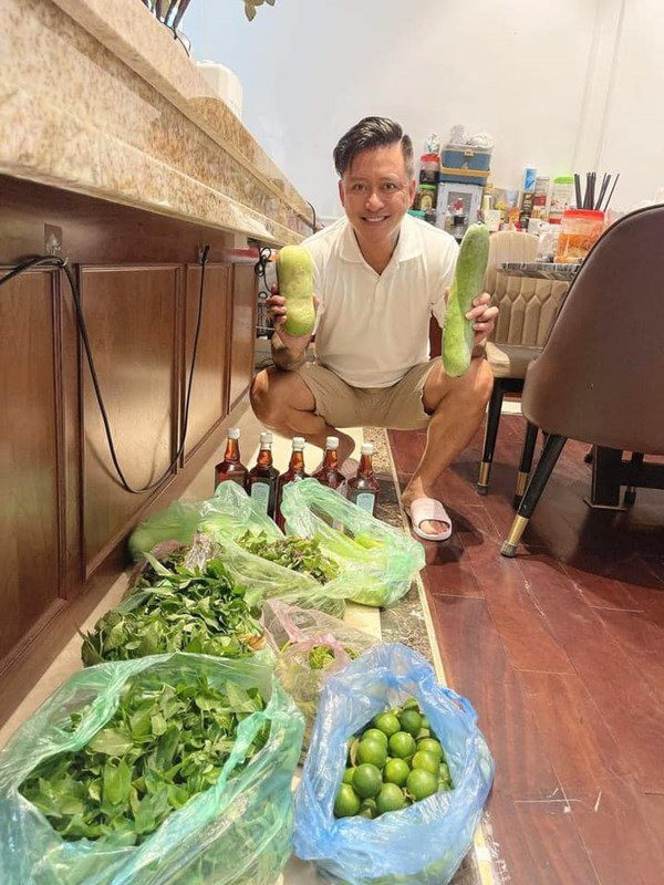 Dù đã có 3 căn hộ cao cấp nhưng ca sĩ Tuấn Hưng vẫn tậu thêm một biệt thự sang chảnh ở Hà Nội.