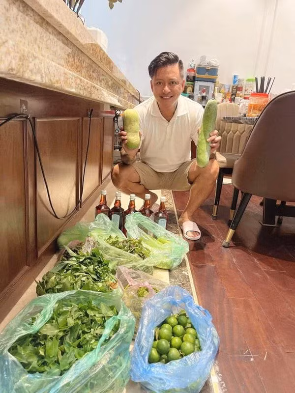 Dù đã có 3 căn hộ cao cấp nhưng ca sĩ Tuấn Hưng vẫn tậu thêm một biệt thự sang chảnh ở Hà Nội.