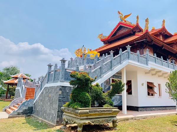 Tổng diện tích các công trình được cấp phép xây dựng gần 500 m2 gồm nhà thờ lớn rộng 197,2 m2; nhà sàn cao 2 tầng dành để tiếp khách có tổng diện tích hơn 290 m2. Ảnh: Zing