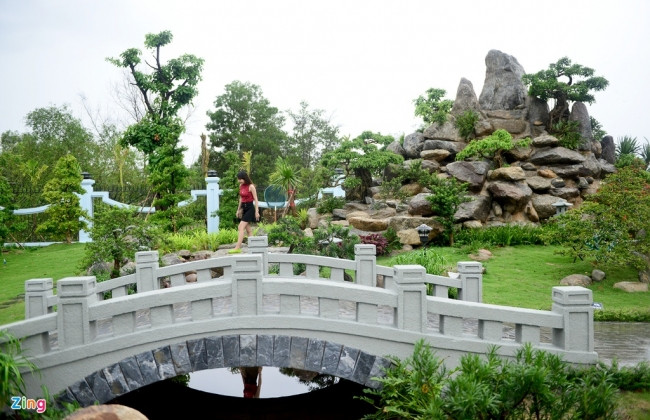 Tổng diện tích các công trình được cấp phép xây dựng gần 500 m2 gồm nhà thờ lớn rộng 197,2 m2; nhà sàn cao 2 tầng dành để tiếp khách có tổng diện tích hơn 290 m2. Ảnh: Zing