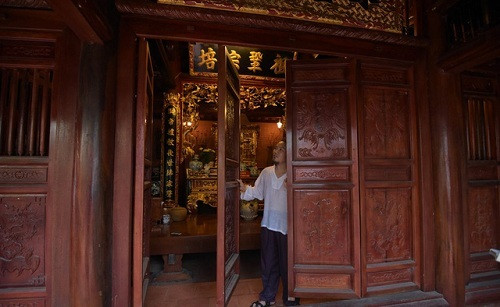 Toàn bộ công trình được làm bằng gỗ, trong đó có những loại gỗ quý như gỗ lim, cẩm lai, sến. Ảnh: Vietnamnet