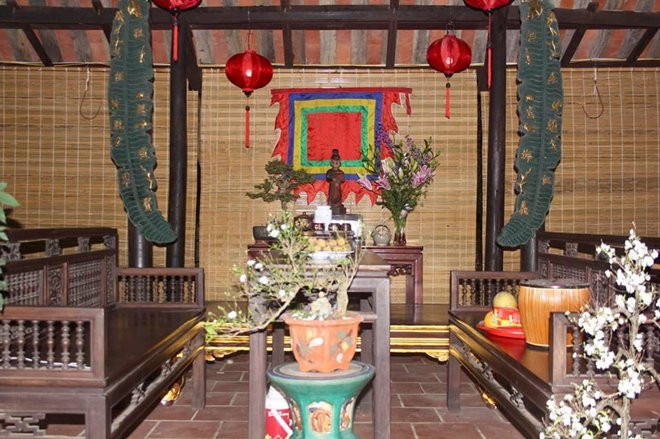 Phòng khách trong biệt phủ của Vượng râu đặt bộ bàn ghế gỗ mang phong cách truyền thống. Ảnh: Vietnamnet