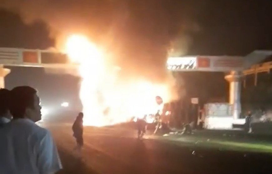 Video: Xe dau keo dam cong chao Bim Son, ca hai boc chay ngun ngut