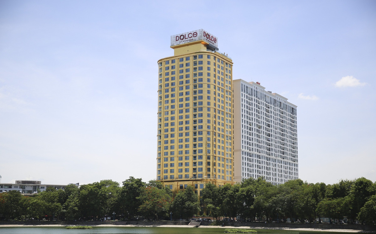 Nằm cạnh Hồ Giảng Võ (Ba Đình, Hà Nội), khách sạn Dolce by Wyndham – HaNoi Golden Lake được truyền thông quốc tế ca ngợi là khách sạn dát nhiều vàng 24k nhất thế giới. Ảnh: Dân Việt.