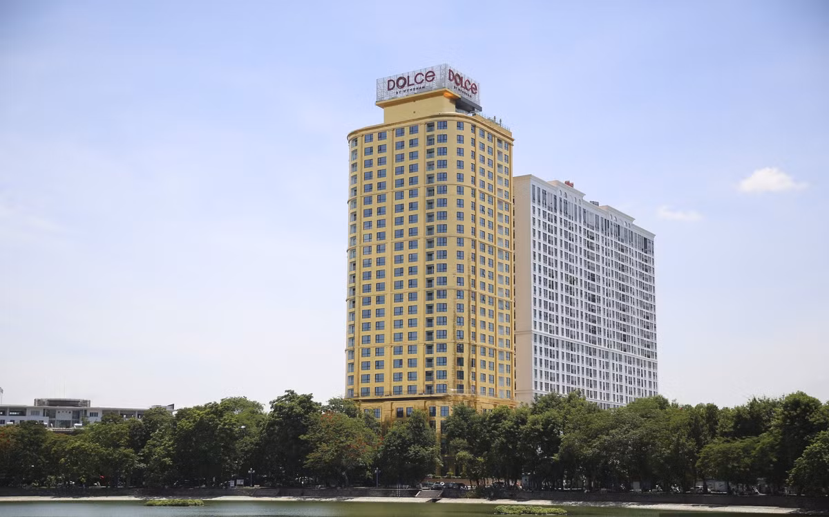 Nằm cạnh Hồ Giảng Võ (Ba Đình, Hà Nội), khách sạn Dolce by Wyndham – HaNoi Golden Lake được truyền thông quốc tế ca ngợi là khách sạn dát nhiều vàng 24k nhất thế giới. Ảnh: Dân Việt.