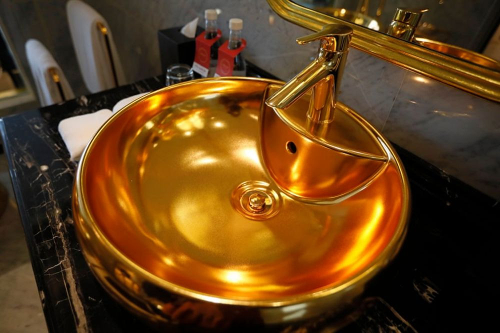 Bồn rửa mạ vàng ở một trong các phòng ngủ. Ảnh: The Guardian.