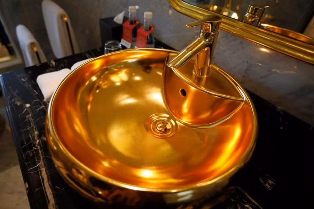 Bồn rửa mạ vàng ở một trong các phòng ngủ. Ảnh: The Guardian.