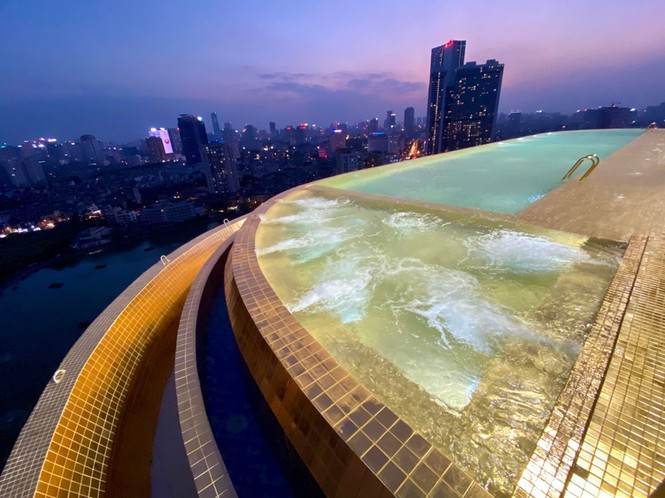 Ngay cả bể bơi vô cực cũng được dát vàng xa xỉ. Ảnh: The Guardian.