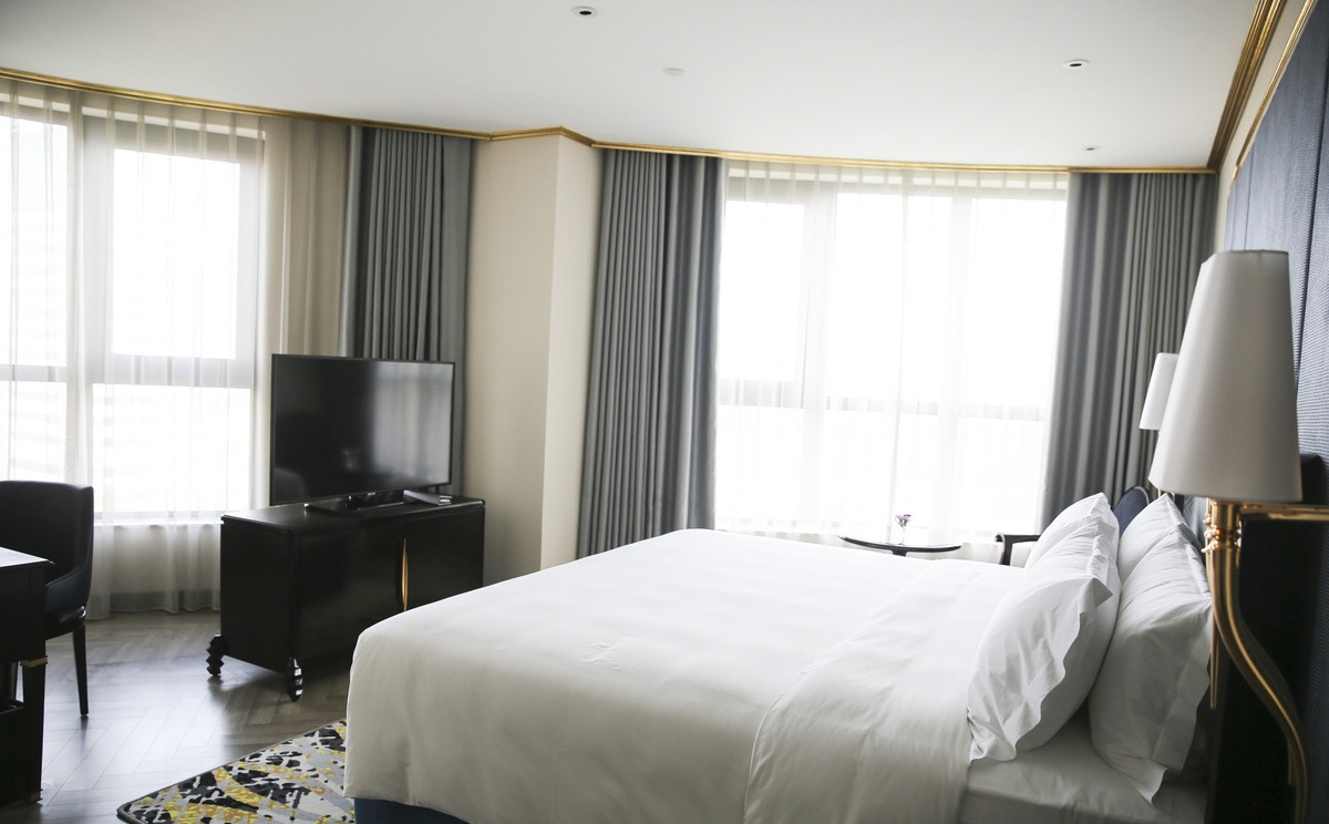 342 phòng nghỉ trong khách sạn đều mang thiết kế độc đáo với toàn bộ trang thiết bị được dát vàng....Ảnh: Dân Việt.