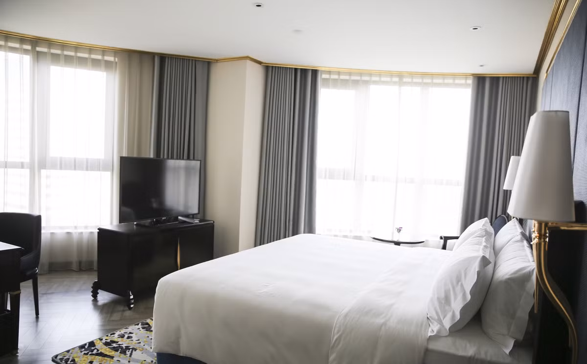 342 phòng nghỉ trong khách sạn đều mang thiết kế độc đáo với toàn bộ trang thiết bị được dát vàng....Ảnh: Dân Việt.