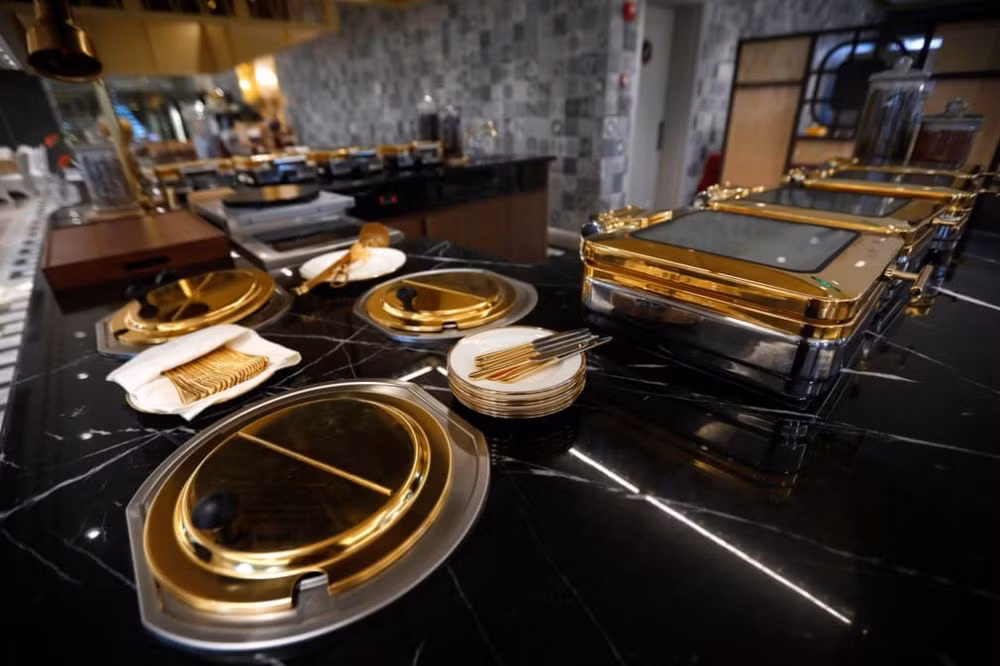 Khách sạn dát vàng còn có nhà hàng 5 sao phục vụ ẩm thực Á - Âu. Đặc biệt, dao dĩa, thìa, bát, đĩa... trong phòng tiệc đều được mạ vàng. Ảnh: The Guardian.