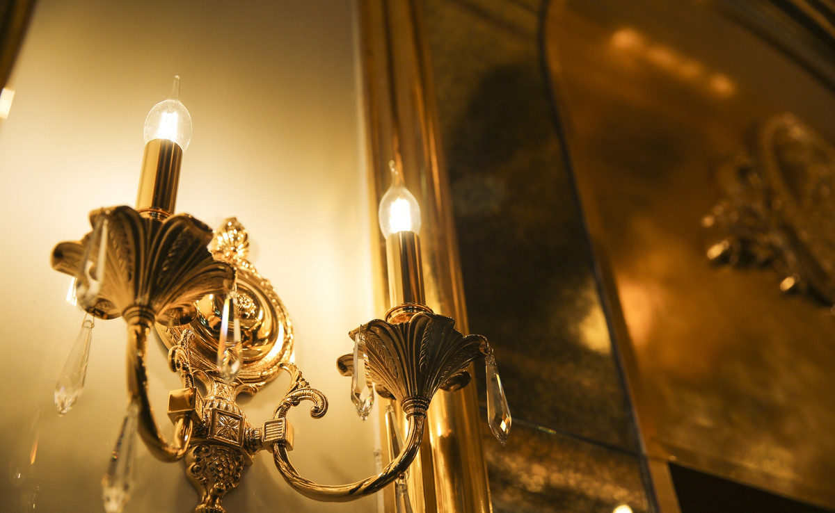 ....từ chi tiết nhỏ nhất như tay nắm cửa, các loại kệ, giá, khay... Ảnh: Dân Việt.