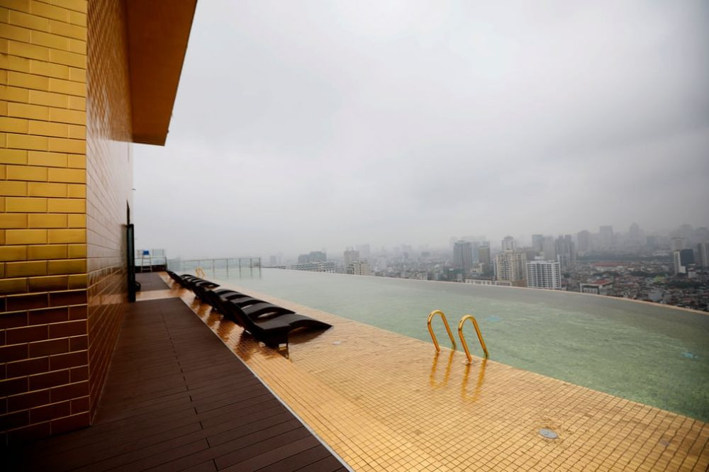 Bể bơi vô cực bốn mùa ở tầng 24 rộng 225 m2 với tầm nhìn toàn cảnh ngắm Thủ đô. Khách được yêu cầu đi dép của khách sạn 6 sao hoặc chân trần để không làm hư hại nền gạch dát vàng của bể. Ảnh: The Guardian.