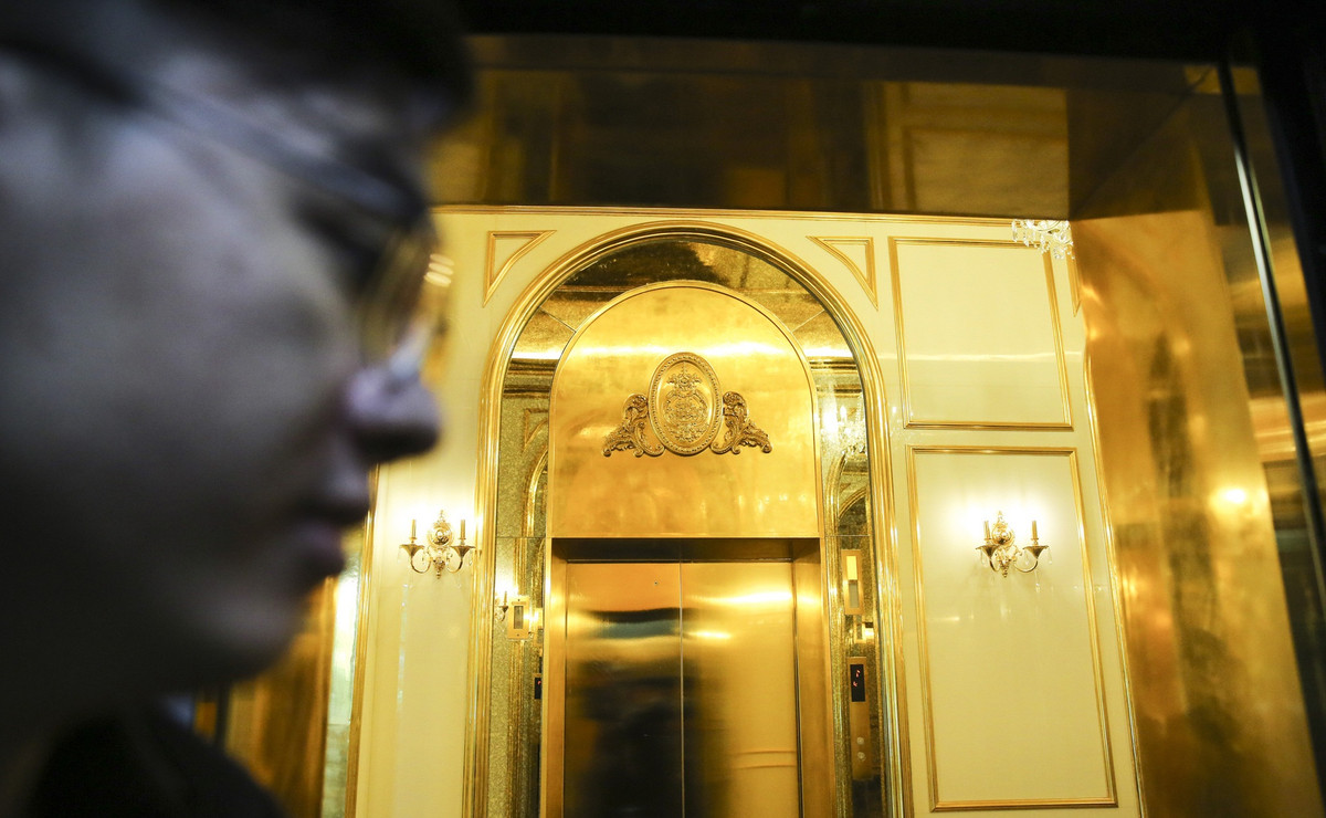 Khoang thang máy cũng được dát vàng lộng lẫy. Ảnh: Dân Việt.