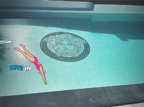 Bên cạnh đó, căn nhà cũng có hồ bơi riêng giống như căn biệt thự mà người đẹp đang sinh sống tại Mỹ. Ảnh: Instagram