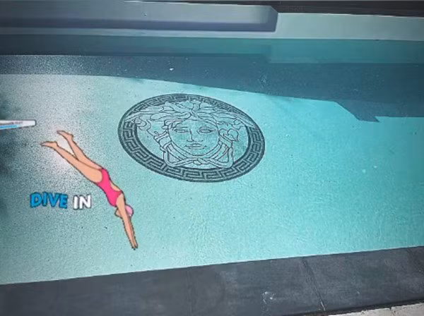 Bên cạnh đó, căn nhà cũng có hồ bơi riêng giống như căn biệt thự mà người đẹp đang sinh sống tại Mỹ. Ảnh: Instagram