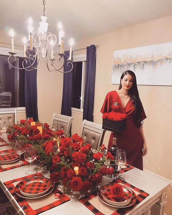 Phòng ăn sang trọng và hiện đại. Ảnh: cắt clip