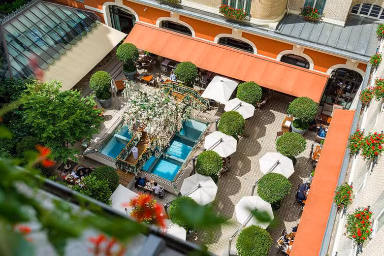 Mở cửa vào năm 1928, Royal Monceau từng là nơi lưu trú có các nhân vật lịch sử như nhà văn Ernest Hemingway, vũ công Josephine Baker, Walt Disney hay các ngôi sao hiện đại của Hollywood như Madonna, Robert de Niro hay Kim Kardashian. Ảnh: Royal Monceau