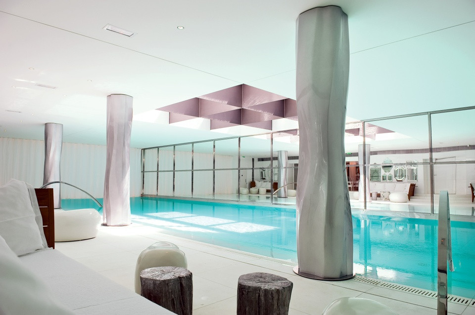 Ngoài ra, Royal Monceau còn có spa rộng 1.500 m2 với hồ bơi dài 23 m. Ảnh: Theluxeinsider.