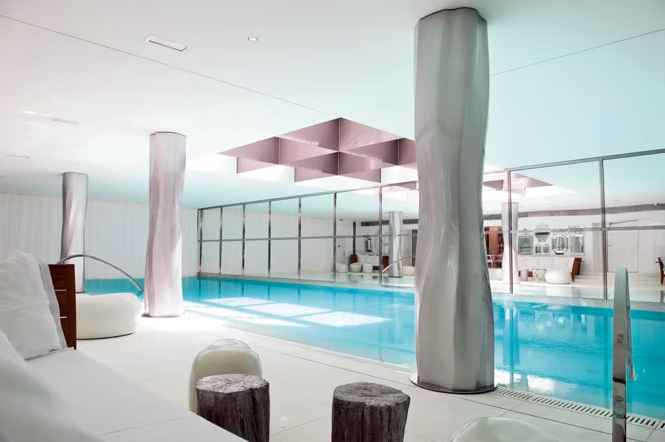 Ngoài ra, Royal Monceau còn có spa rộng 1.500 m2 với hồ bơi dài 23 m. Ảnh: Theluxeinsider.
