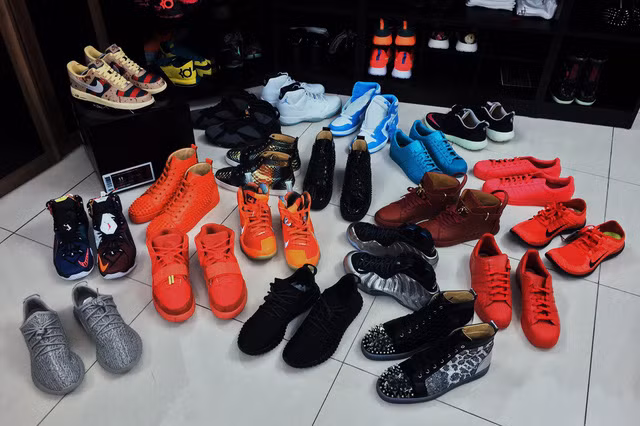 Ngậm thìa bạc từ bé nên không có gì khó hiểu khi Fabo Nguyễn lại mạnh tay chi tiền cho những đôi giày đắt tiền. Sau 12 năm, Fabo Nguyễn hiện đã xây dựng thành công bộ sưu tập giày khổng lồ với gần 200 đôi, trị giá lên tới hơn 700 triệu đồng.