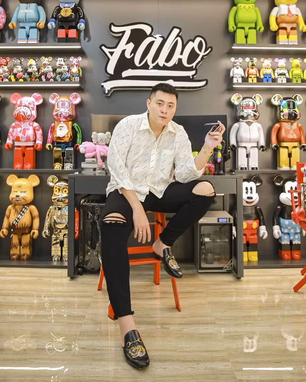 Bên cạnh những đôi giày đắt tiền, Fabo còn có sở thích với các món đồ chơi mô hình, một trong số đó là những chú gấu BE@RBRICK giá từ vài chục đến vài trăm triệu đồng.