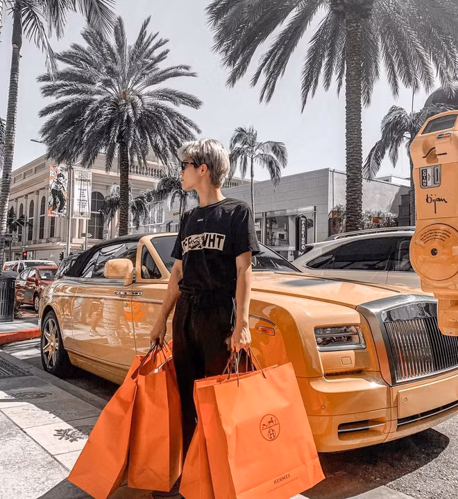 Độ giàu có của rich kid Hà thành Nhất Hoàng thể hiện qua việc cậu không bao giờ nhớ giá những món hàng hiệu của mình với lý do thích là quẹt thẻ.