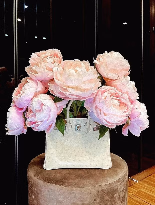 Cách đây không lâu, cô nàng khiến nhiều người choáng ngợp khi khoe thú vui mùa dịch của mình đó là dùng chiếc túi hàng hiệu Hermes Ostrich màu trắng có giá hàng trăm triệu để làm bình cắm hoa.