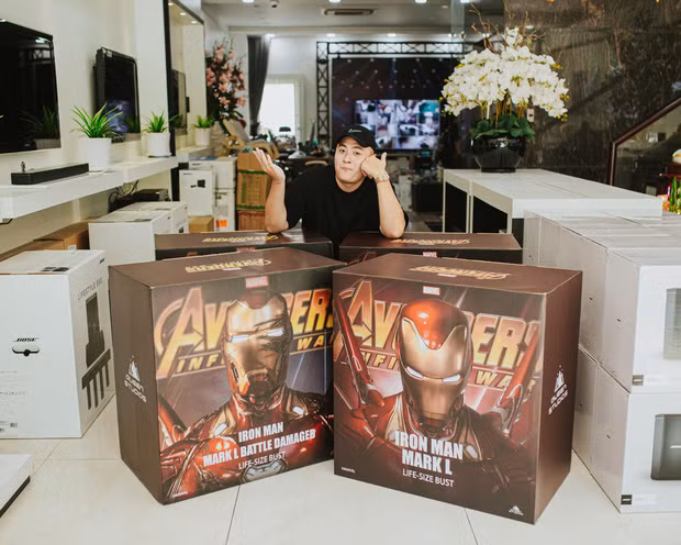 Có lần, Fabo còn bỏ cả 50 triệu để đập hộp đồ chơi mô hình các nhân vật phim ảnh, hoạt hình gồm Iron Man, Aquaman, găng tay Thanos.