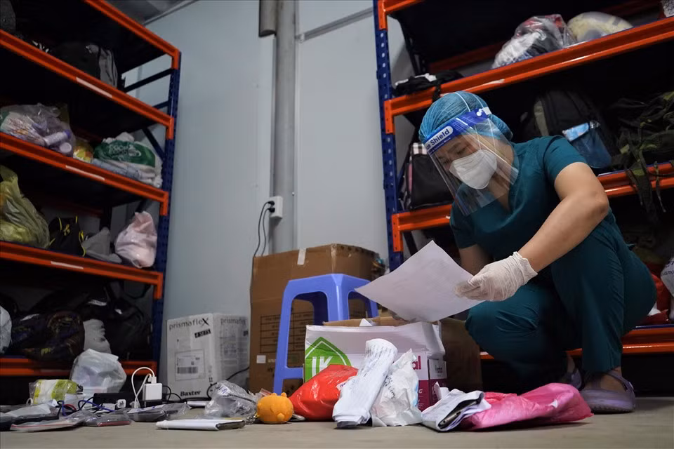 Loay hoay một hồi đến gần tối, các bác sĩ mới nhận ra tên của bố cô bé không ở trong danh sách nhận đồ trong ngày hôm nay.