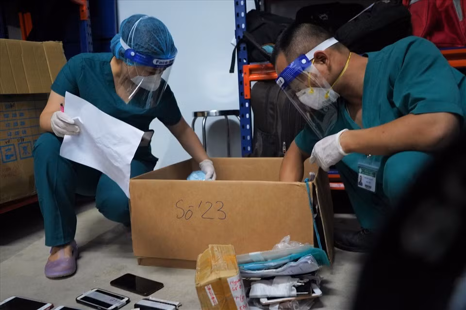 Không riêng trường hợp của anh Đức, một số người nhà khi tới nhận cũng được nhân viên y tế dẫn vào kho cùng tìm lại những món đồ còn sót của người thân một cách tỉ mỉ, chu đáo.