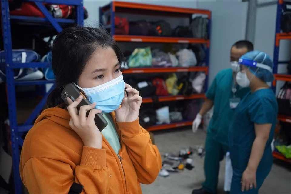 Đến cuối ngày, có trường hợp một người con gái được phường thông báo tới nhận cốt và kỷ vật của bố. Nhưng sau khi chờ đợi tìm kiếm vài giờ đồng hồ cũng chưa tìm được túi đồ, đành ngậm ngùi mang tro cốt về trước.