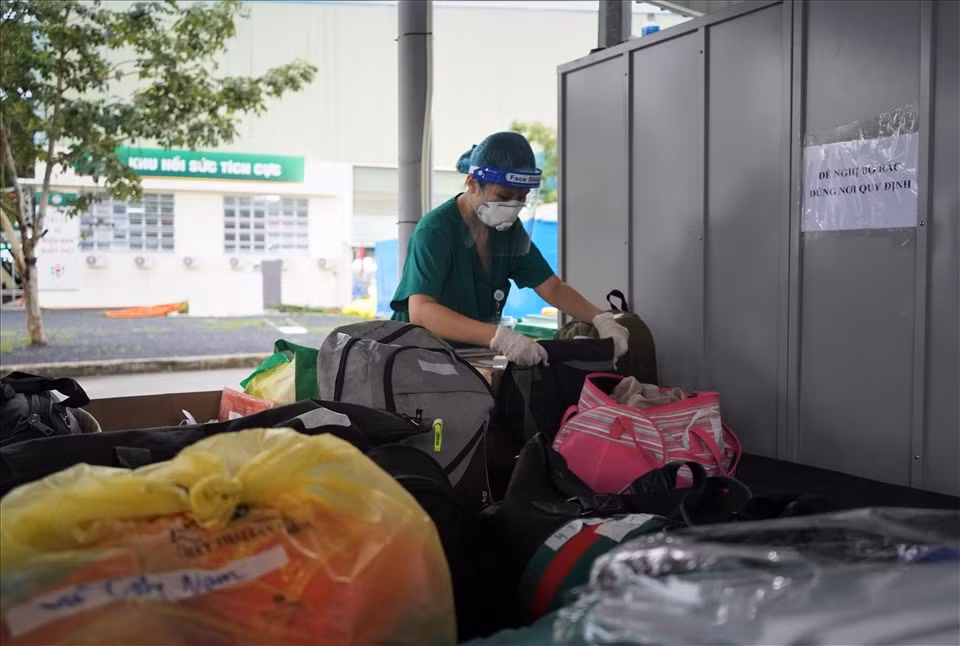 Tất cả đồ đạc đều được các y bác sĩ sắp xếp gọn gàng theo tên từng người. Trước đó, họ đã tiến hành thực hiện 3 lần khử khuẩn để đảm bảo an toàn trước khi trao lại cho người nhà.