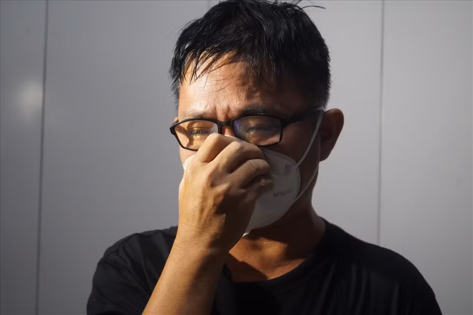 Vừa tìm kiếm chiếc điện thoại cũ của người cha đã khuất, chốc chốc anh Đức lại ôm mặt khóc nức nở. “Khi đến đây cảm giác của tôi rất nặng nề, nhận lại đồ mà cảm thấy thêm đau lòng và ăn năn. Cha mẹ là những người thân duy nhất của mình, nếu có mâu thuẫn thì hãy nhớ rằng cha mẹ là những ngọn đèn trước gió. Hãy nói rằng con thương cha mẹ, con cảm ơn cha mẹ đã sống với chúng con”, anh Đức nói.