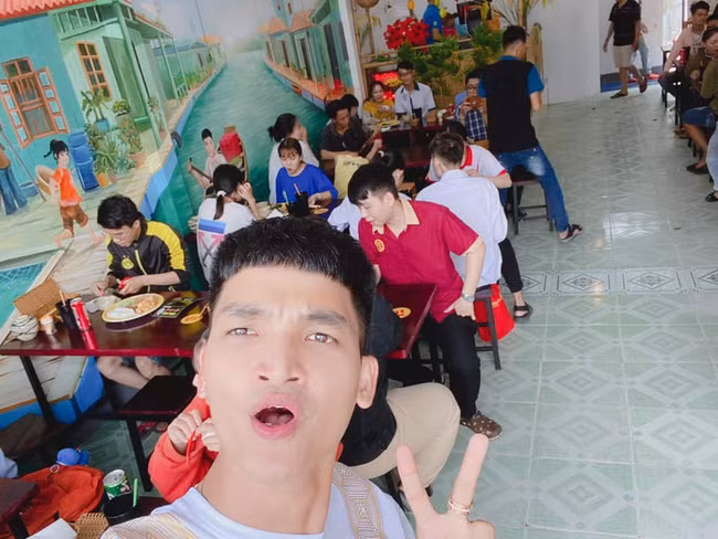 Mạc Văn Khoa hiện đang sở hữu chuỗi 6 quán bún đậu khắp Sài Gòn và các tỉnh phía Nam. Ảnh: Facebook