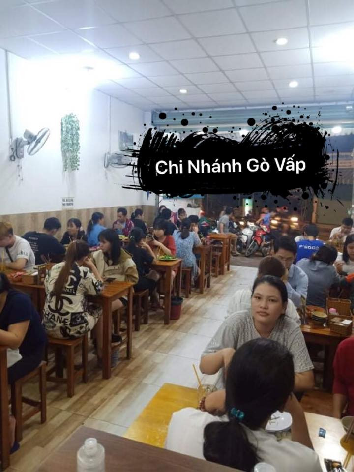 Vào giờ cao điểm, quán bún đậu của Mạc Văn Khoa rất đông khách. Ảnh:Facebook